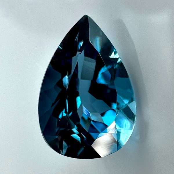 Amazing Topaz London Blue 3,12 ct / 11x7,5 mm