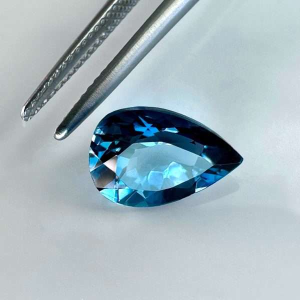 Amazing Topaz London Blue 3,12 ct / 11x7,5 mm