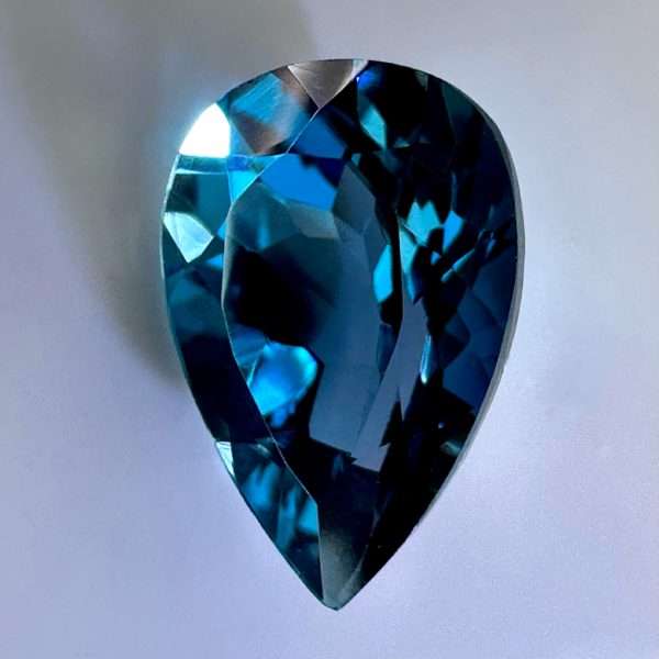 Amazing Topaz London Blue 3,12 ct / 11x7,5 mm