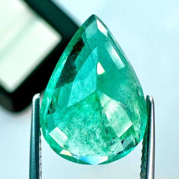 Big Emerald 6,44 ct / 15.78 x 11.13 mm Jamel Gems