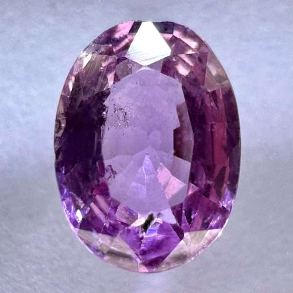 Pinkish Purple sapphire 0.85 ct / 6,84 x 5,01 mm