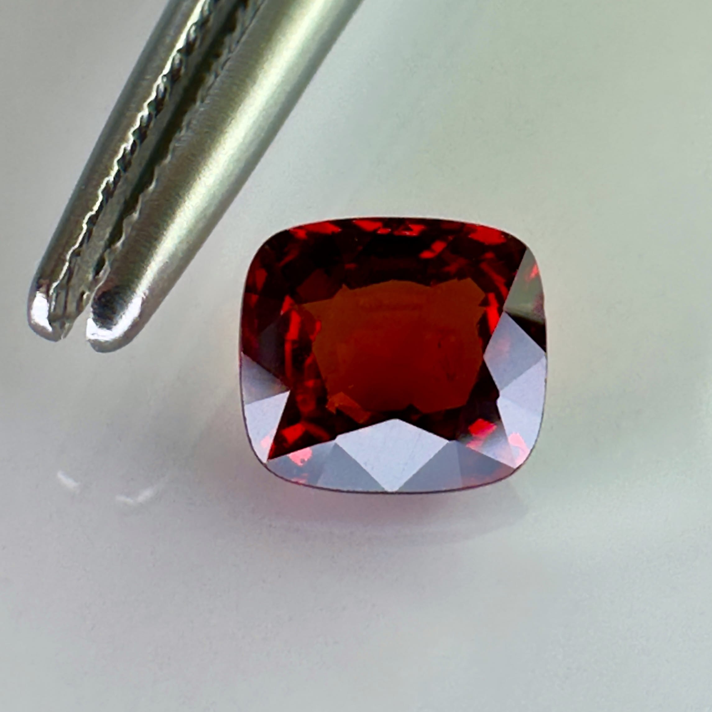 0.81 ct Brick Red Spinel: A rare gemstone, with beautiful clarity and warm color, perfect for unique jewelry creations or a precious collection.